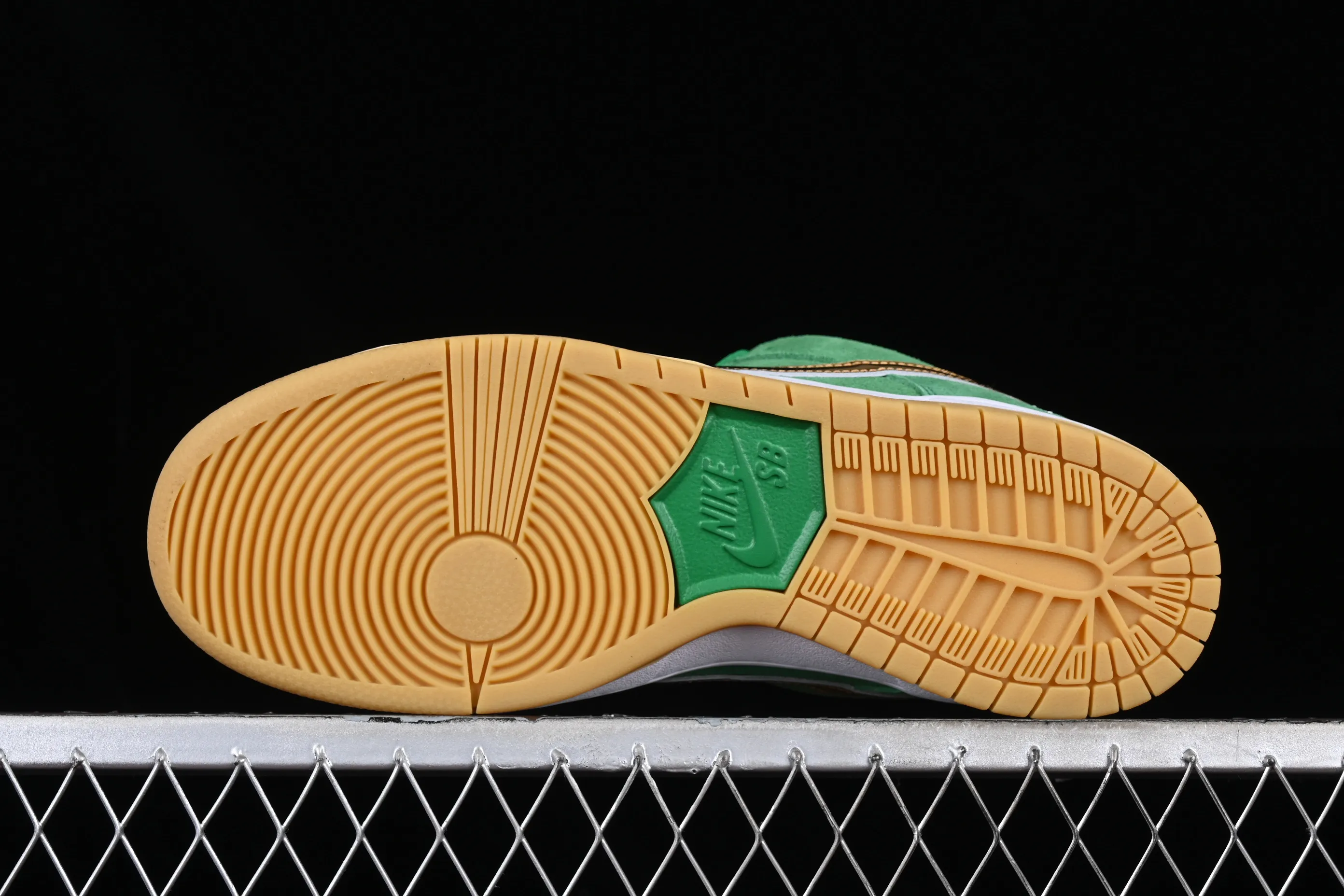 All categories Nk SB Dunk series Nk SB Dunk Low low-top sneakers Y version Nk SB Dunk Low Pro green gold SB smashed backboard fashion casual sneakers BQ6817-303
